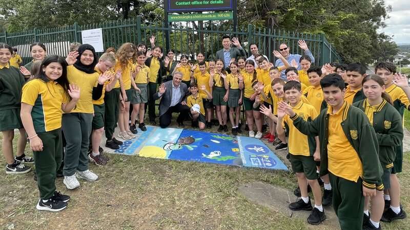 Bossley Park Public School students show Fairfield City Council Mayor Carbone, Cr Lam and Scott Reyes from Georges Riverkeeper, one of the artworks they helped design for the Zero Litter in Georges River project