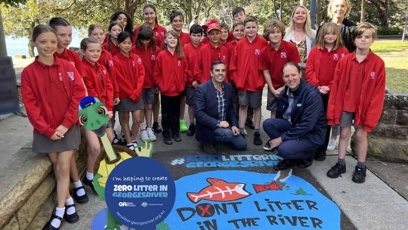 Como Public School students and teachers with Sutherland Shire Mayor, Carmelo Pesce, Scott Reyes from Georges Riverkeeper and Zero the Augmented Reality Turtle at Como Pleasure Grounds